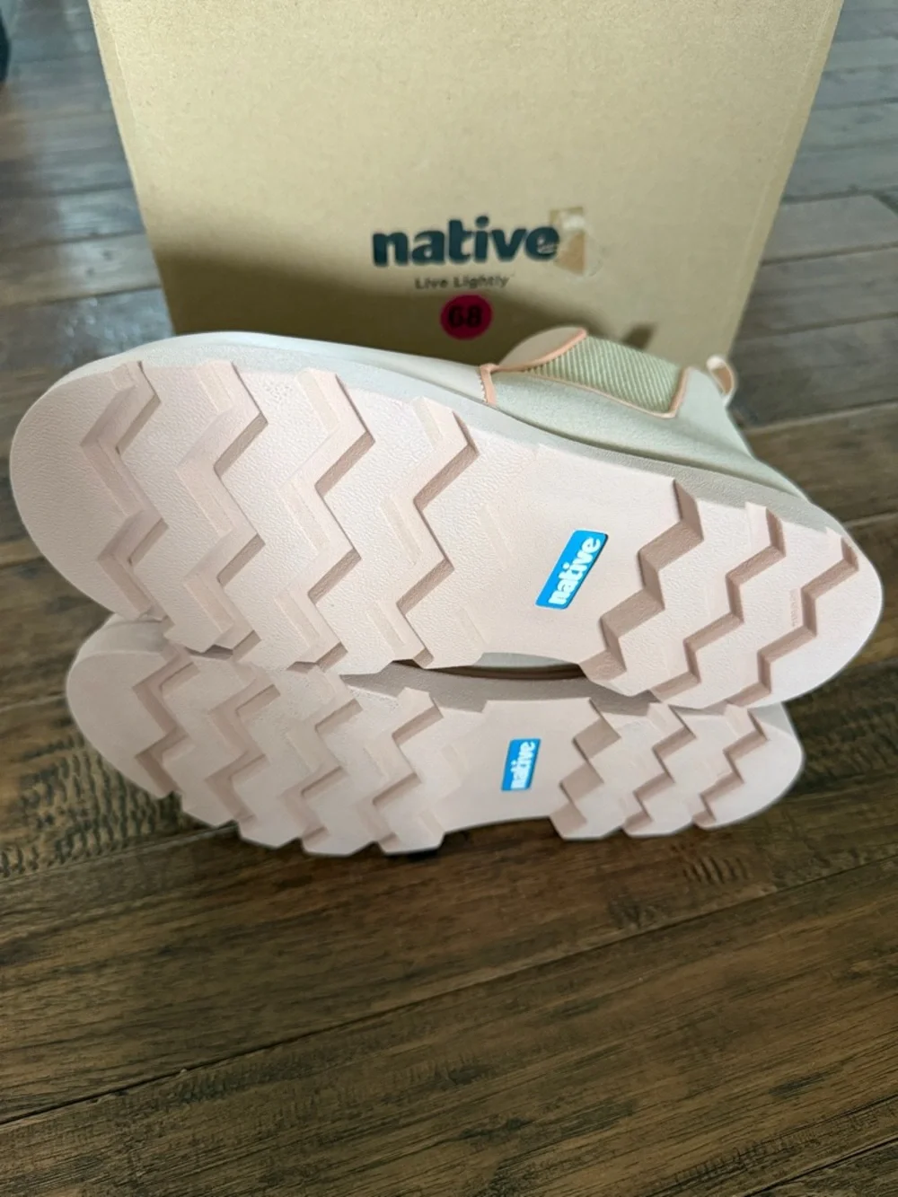 Native Kensington Treklite All-Weather Boots in Chameleon Pink size J5
